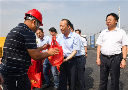 宜春市委書記于秀明深入國軒高科宜春項目建設(shè)基地送清涼